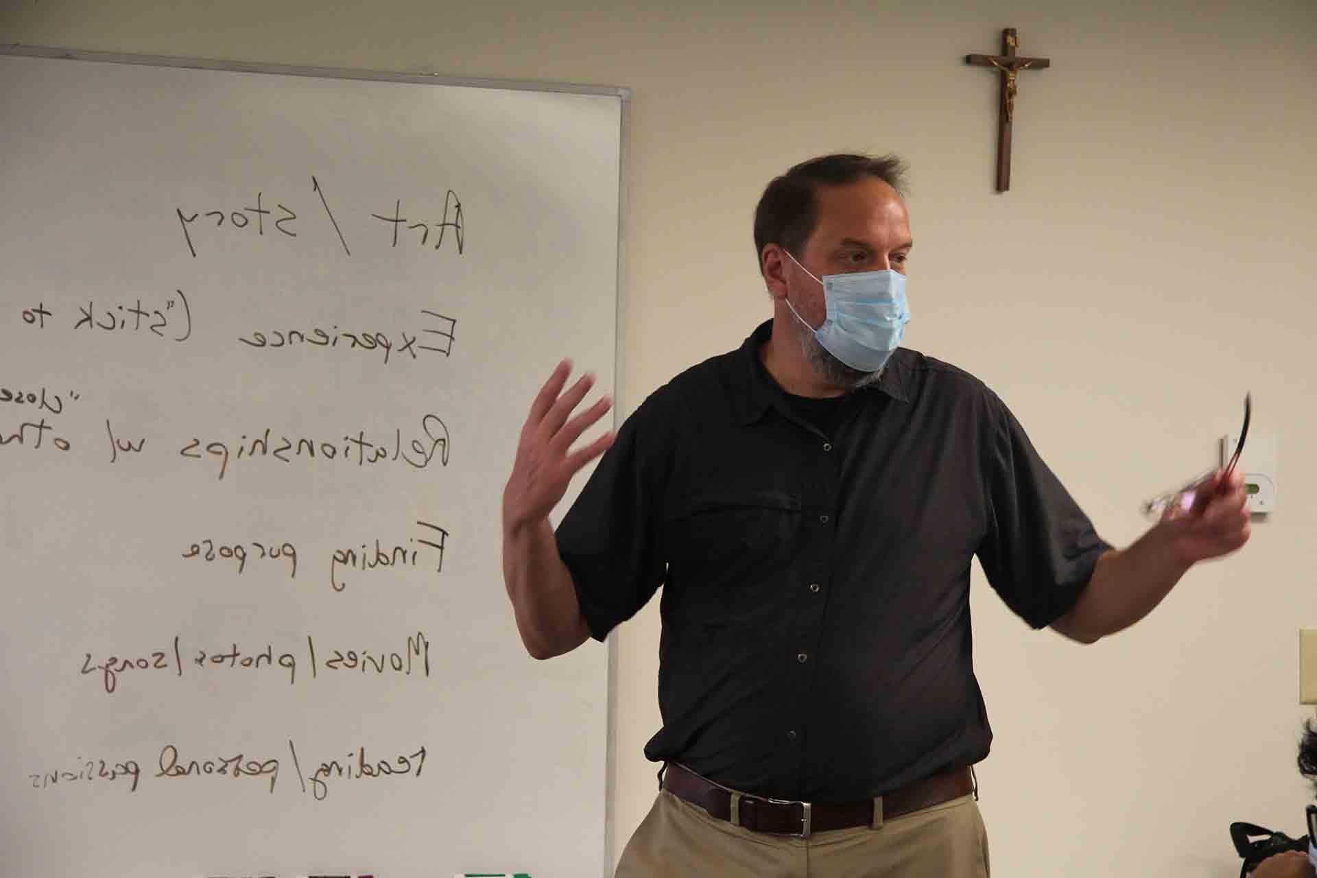 A 博彩网址大全 professor leads a class in discussion.